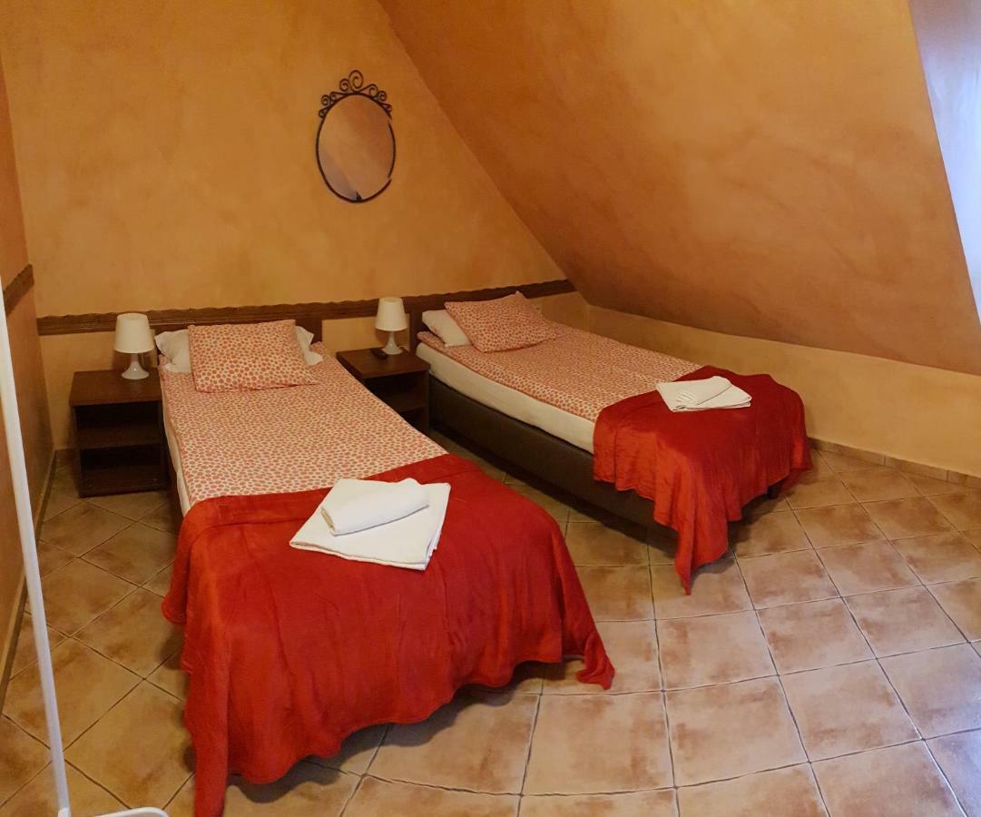 Hotel Malinowy Dwor Ruda Slaska Exteriér fotografie