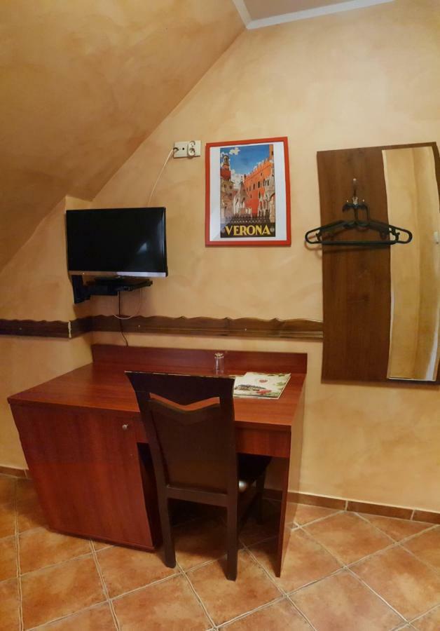 Hotel Malinowy Dwor Ruda Slaska Exteriér fotografie